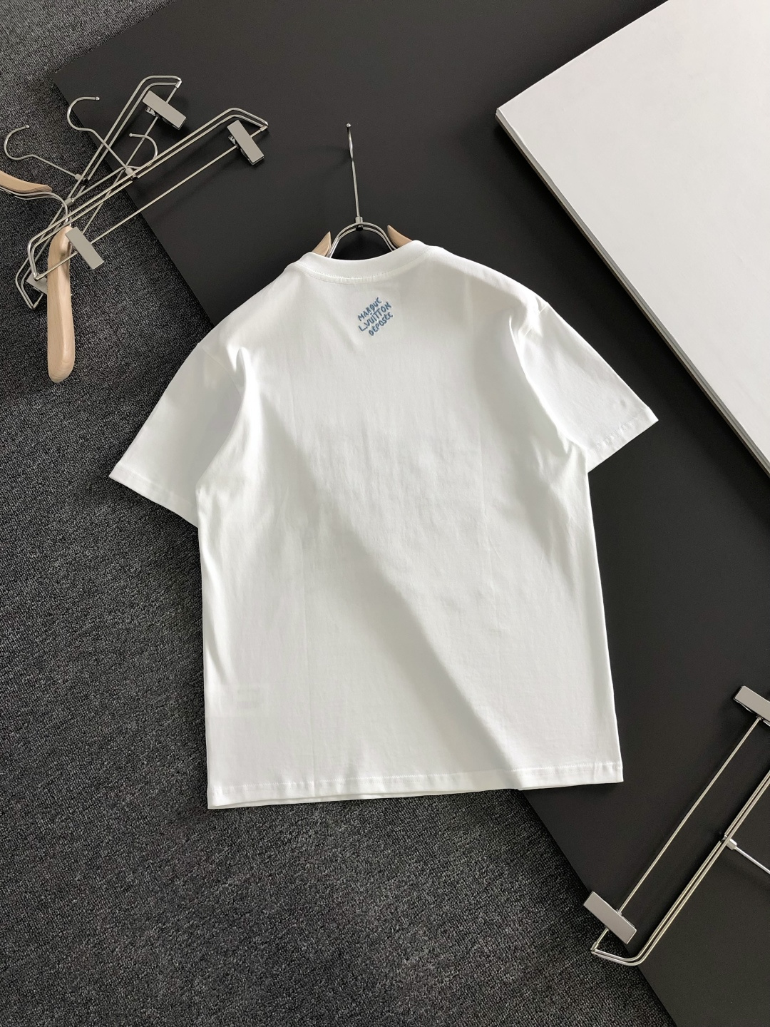 1V 2026SS春夏最新款圆领刺绣时尚短袖T恤，马年限定品牌老花logo刺绣图案，进口定制云朵棉面料！