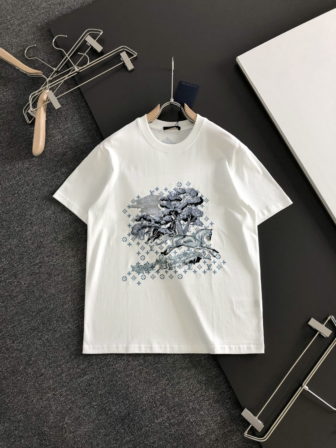 1V 2026SS春夏最新款圆领刺绣时尚短袖T恤，马年限定品牌老花logo刺绣图案，进口定制云朵棉面料！