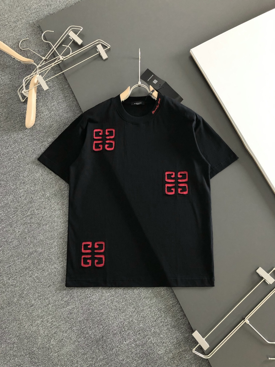 GVC 2026SS早春新款重工刺绣工艺圆领T恤，定织定染双股280克重洗水面料，做工精细。男女同款宽松