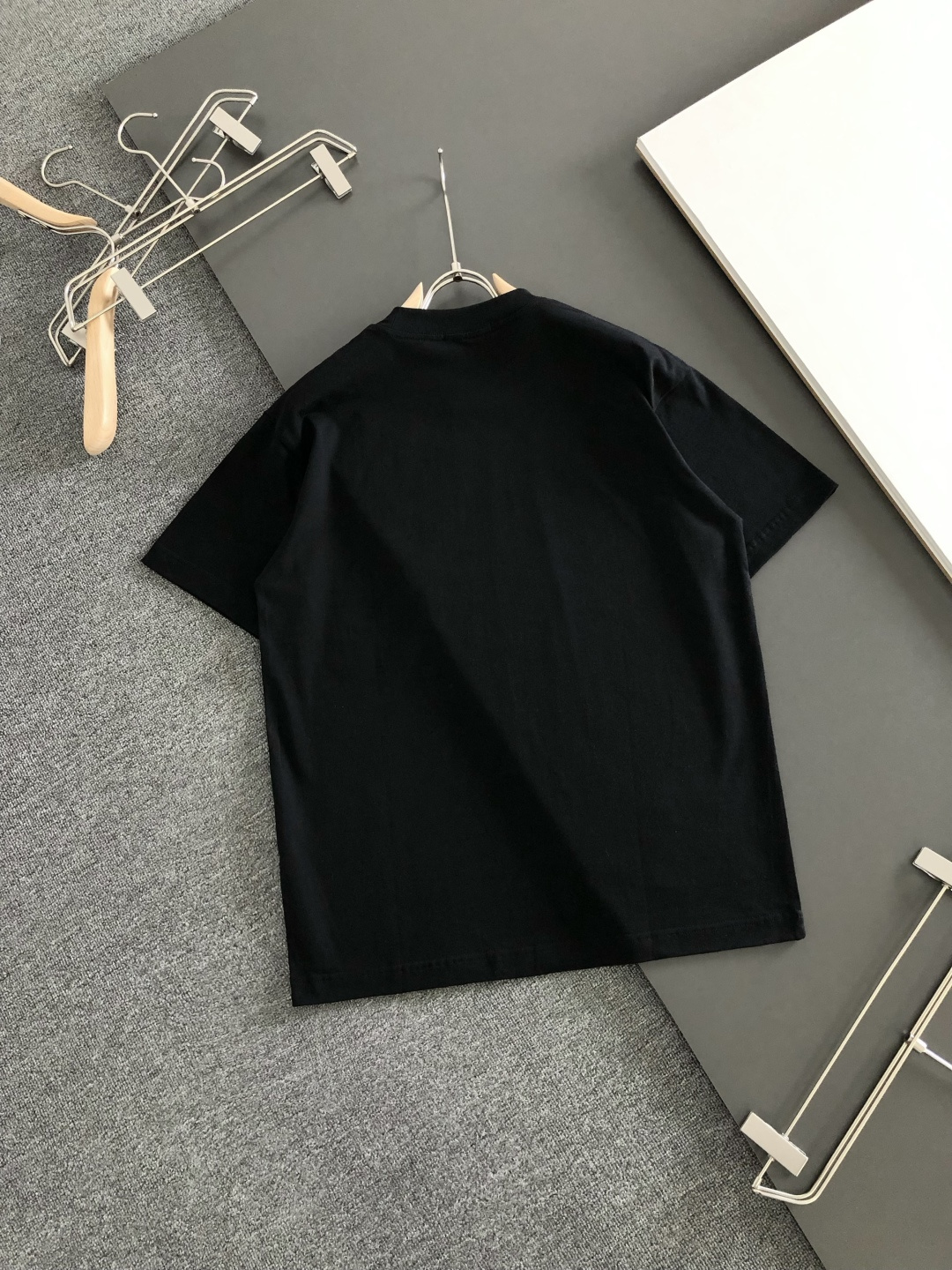 GVC 2026SS早春新款重工刺绣工艺圆领T恤，定织定染双股280克重洗水面料，做工精细。男女同款宽松