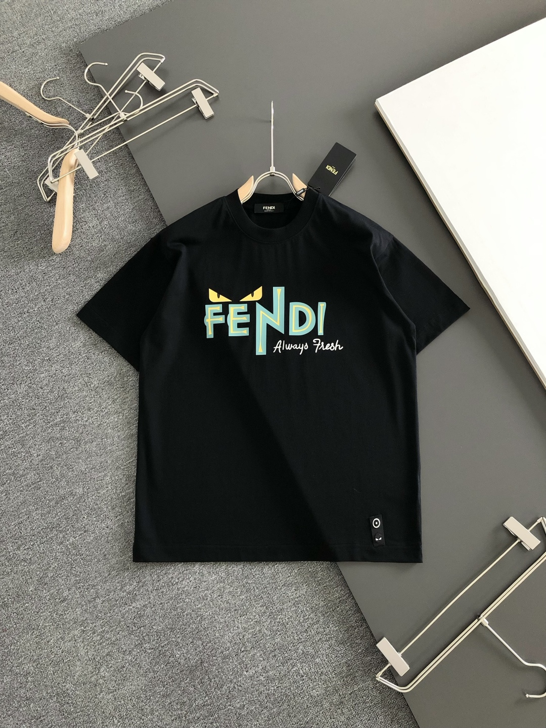 FD 2026SS早春新款重工刺绣工艺圆领T恤，定织定染双股280克重洗水面料，做工精细。男女同款宽松落