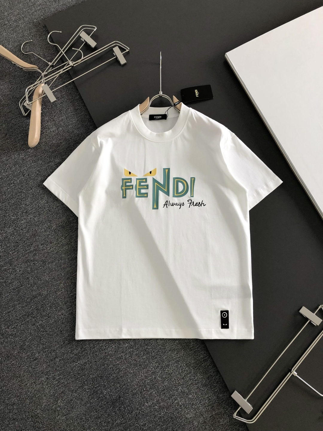 FD 2026SS早春新款重工刺绣工艺圆领T恤，定织定染双股280克重洗水面料，做工精细。男女同款宽松落