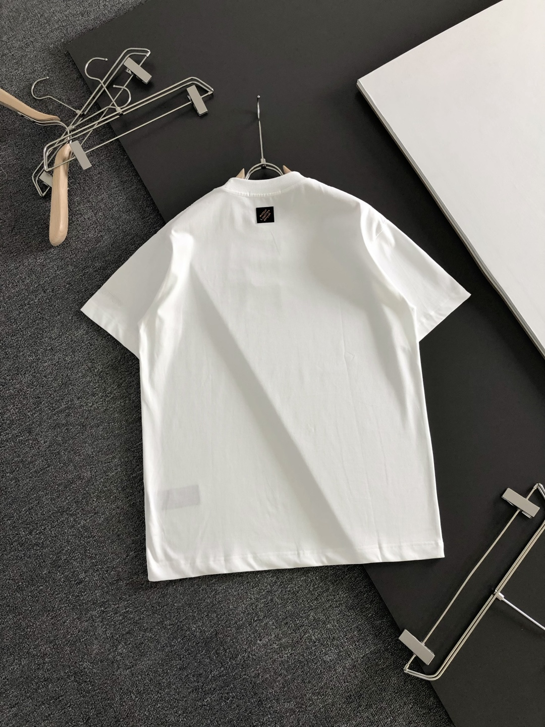 1V 2026SS早春新款重工刺绣工艺圆领T恤，定织定染双股280克重洗水面料，做工精细。男女同款宽松落