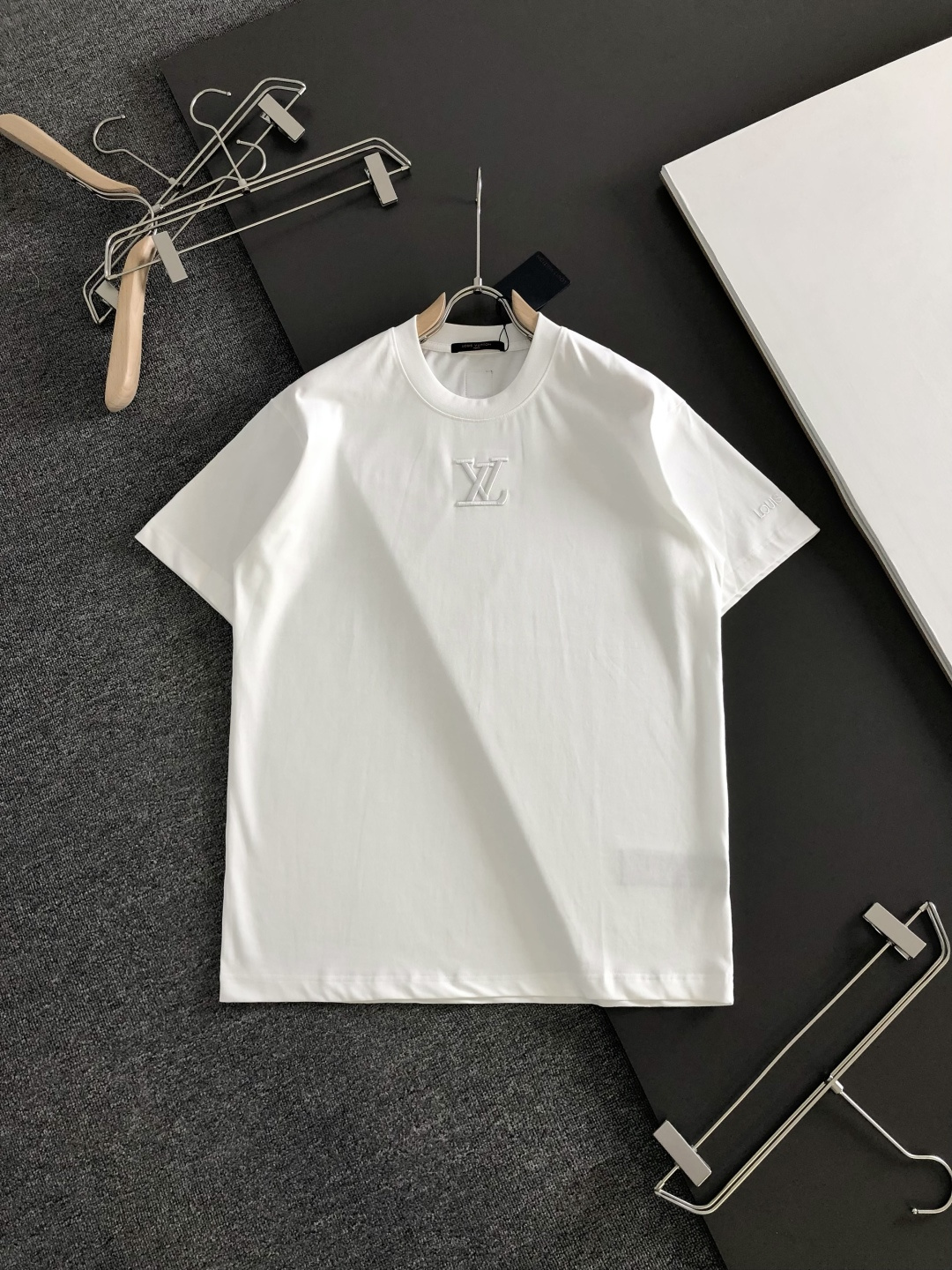 1V 2026SS早春新款重工刺绣工艺圆领T恤，定织定染双股280克重洗水面料，做工精细。男女同款宽松落