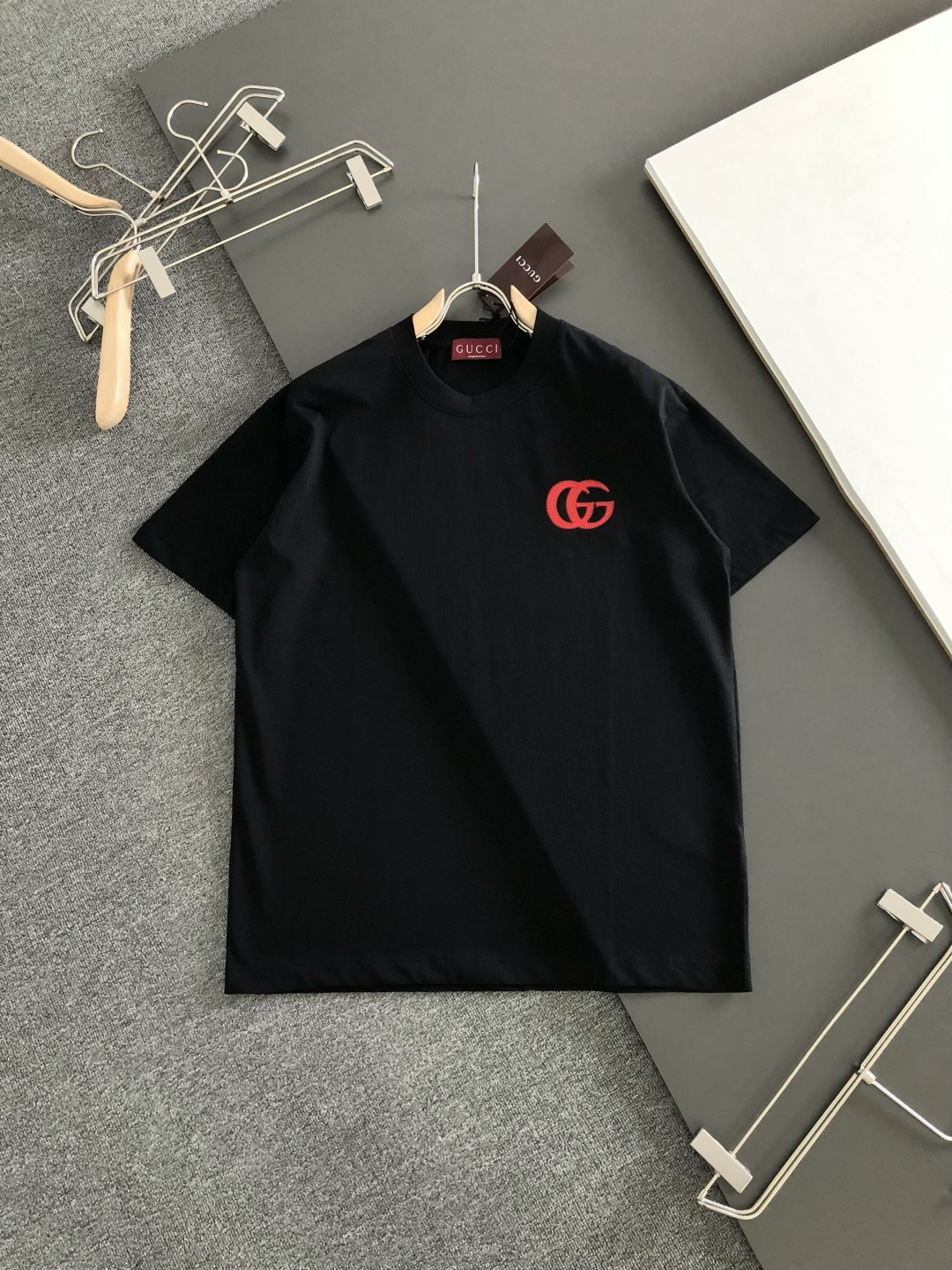 GUC 2026SS早春新款重工刺绣工艺圆领T恤，定织定染双股280克重洗水面料，做工精细。男女同款宽松