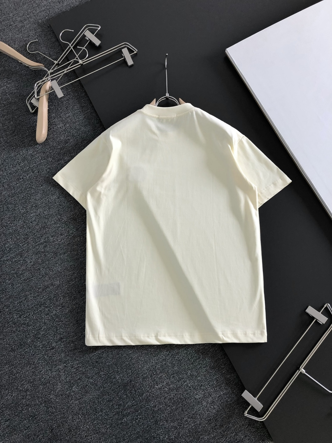 GUC 2026SS早春新款重工刺绣工艺圆领T恤，定织定染双股280克重洗水面料，做工精细。男女同款宽松