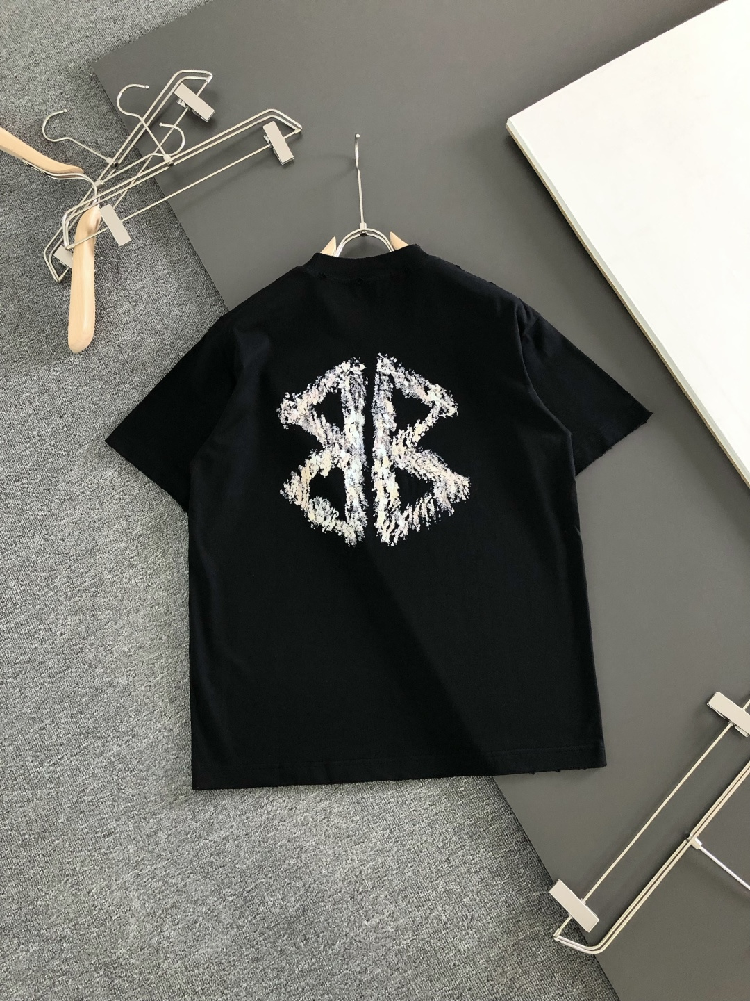 BAL 2026SS早春新款重工刺绣工艺圆领T恤，定织定染双股280克重洗水面料，做工精细。男女同款宽松