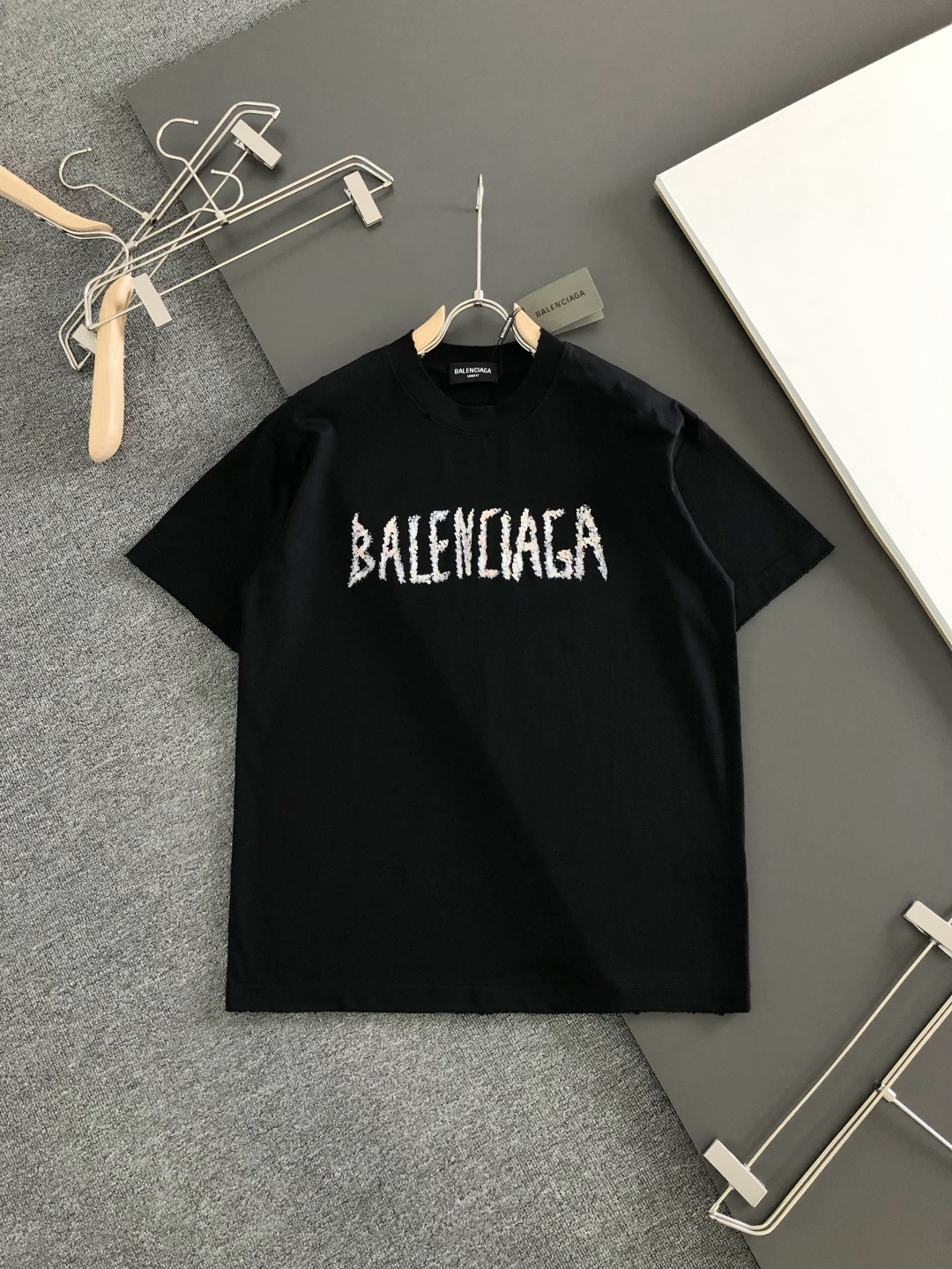 BAL 2026SS早春新款重工刺绣工艺圆领T恤，定织定染双股280克重洗水面料，做工精细。男女同款宽松