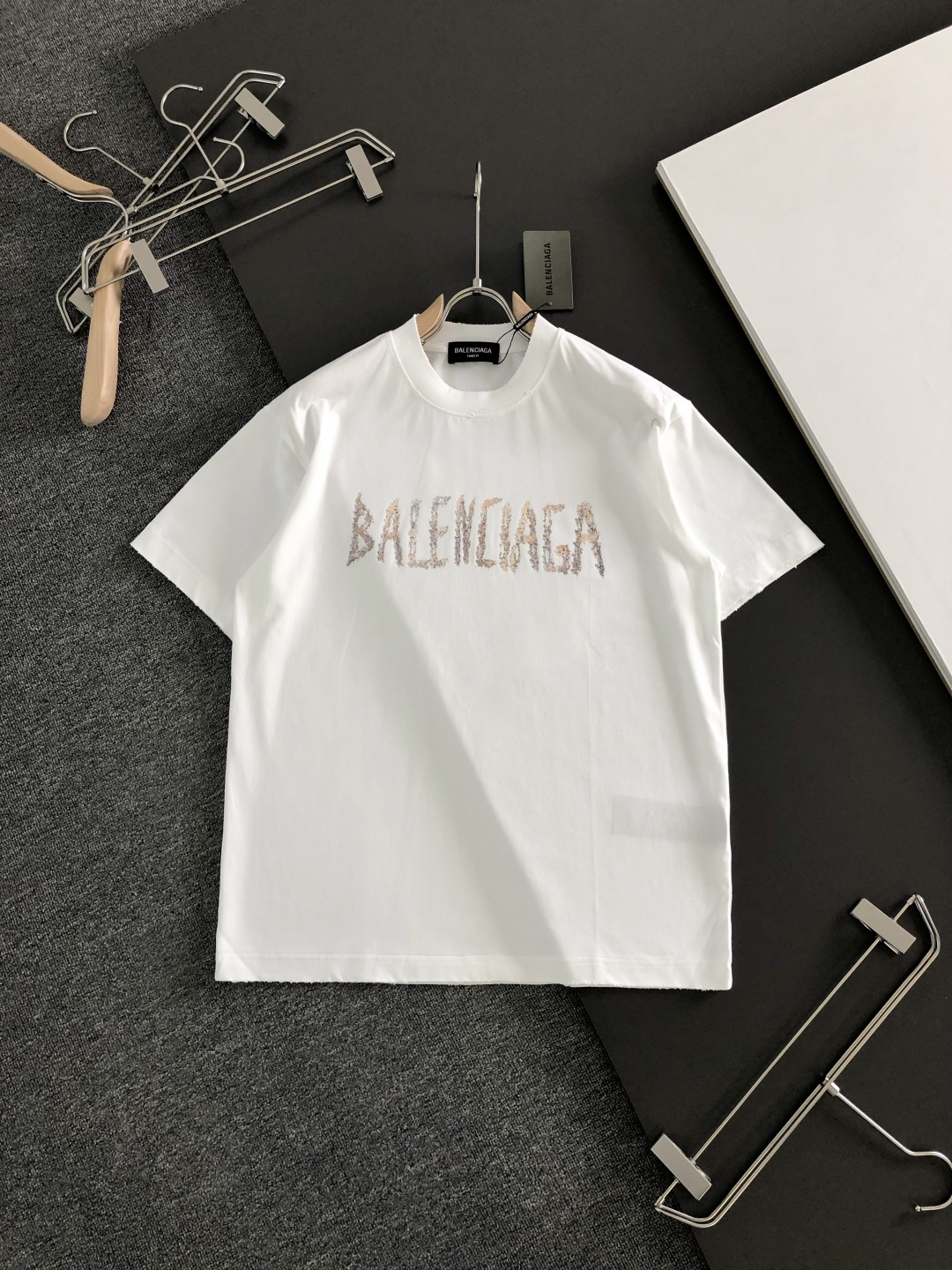 BAL 2026SS早春新款重工刺绣工艺圆领T恤，定织定染双股280克重洗水面料，做工精细。男女同款宽松