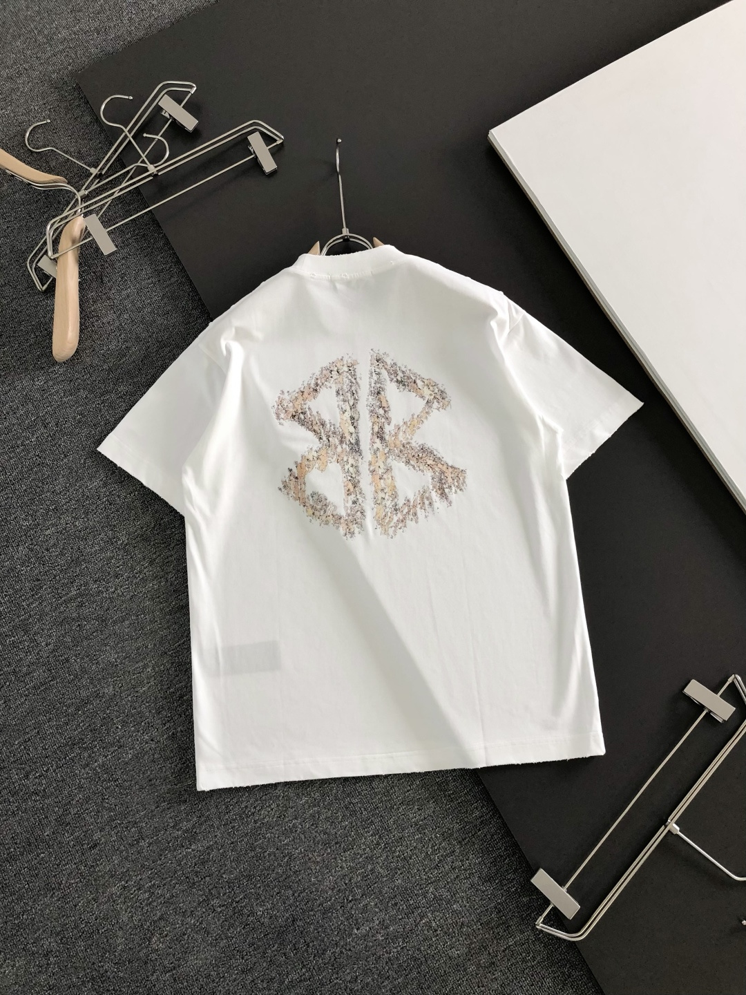 BAL 2026SS早春新款重工刺绣工艺圆领T恤，定织定染双股280克重洗水面料，做工精细。男女同款宽松