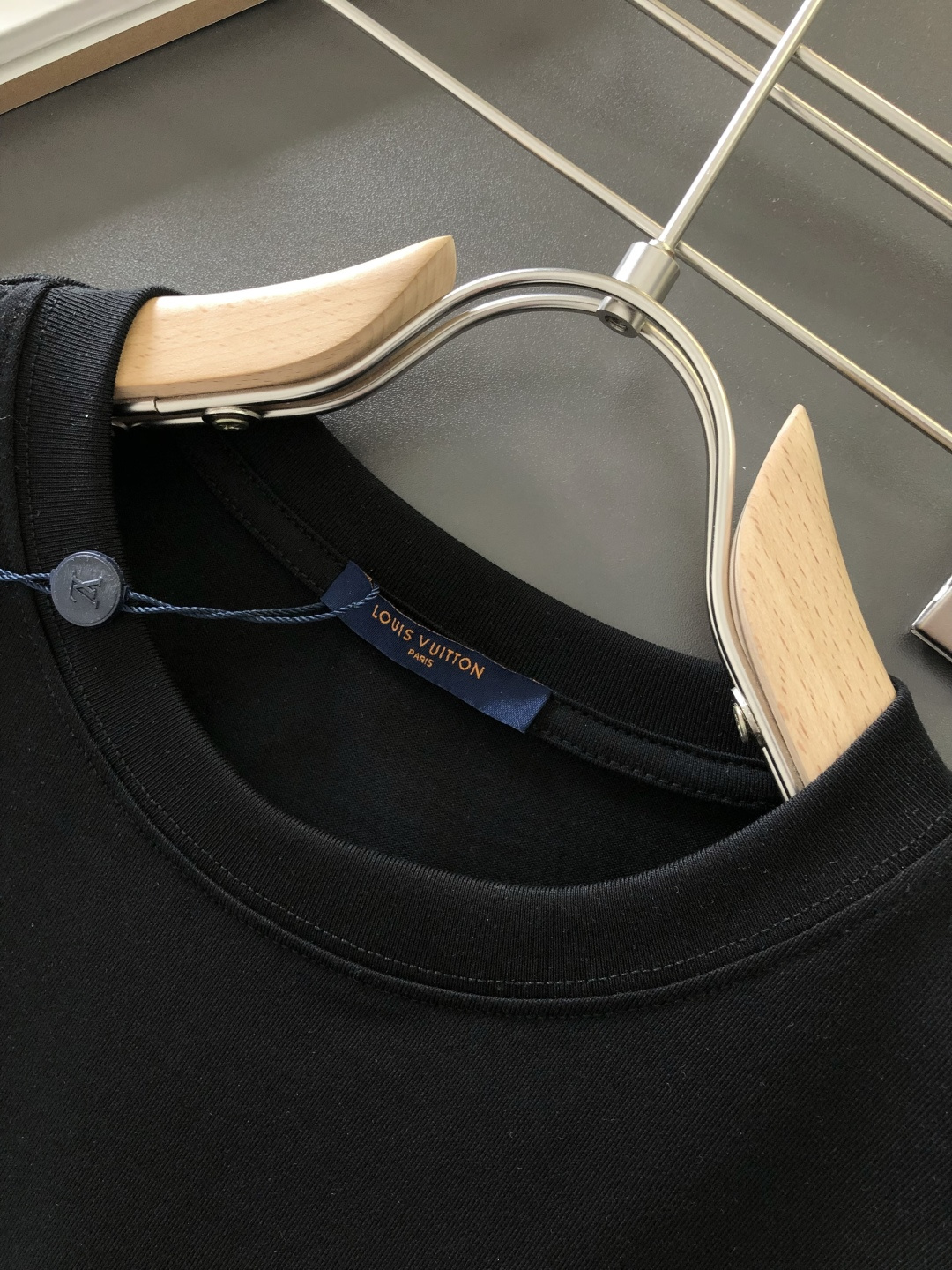 1V 2026SS春夏最新款圆领刺绣时尚短袖T恤，官网同步品牌logo刺绣图案，进口定制云朵棉面料！贴肤