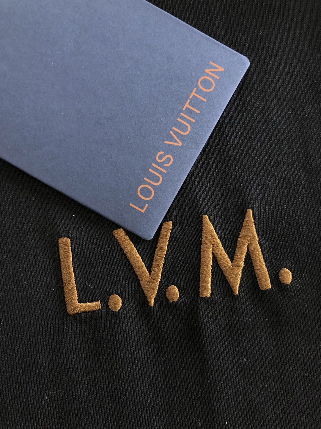 1V 2026SS春夏最新款圆领刺绣时尚短袖T恤，官网同步品牌logo刺绣图案，进口定制云朵棉面料！贴肤