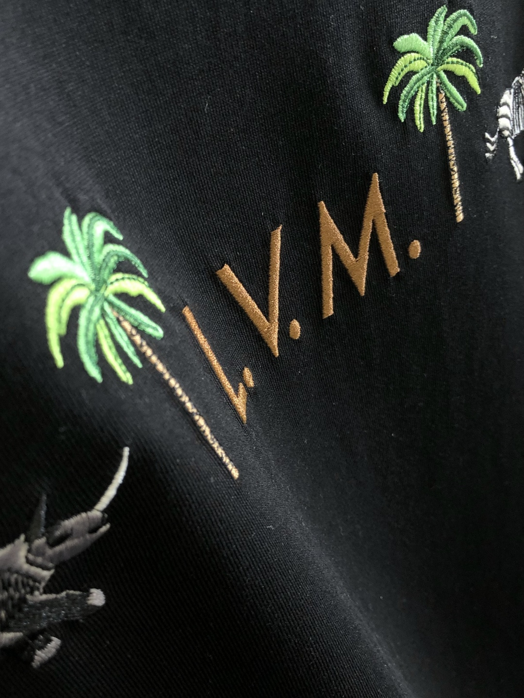 1V 2026SS春夏最新款圆领刺绣时尚短袖T恤，官网同步品牌logo刺绣图案，进口定制云朵棉面料！贴肤