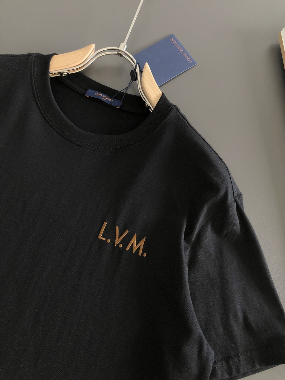 1V 2026SS春夏最新款圆领刺绣时尚短袖T恤，官网同步品牌logo刺绣图案，进口定制云朵棉面料！贴肤