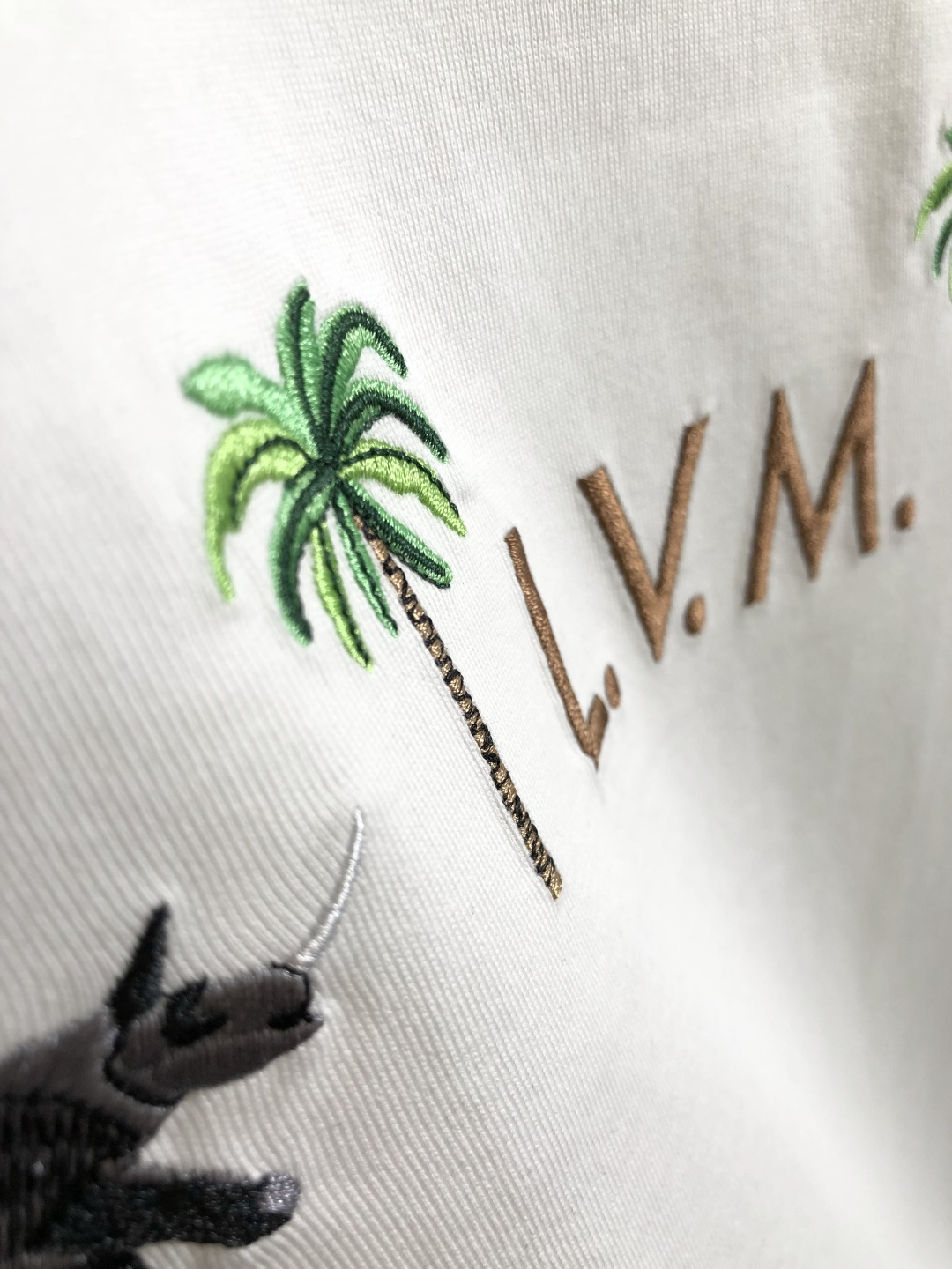 1V 2026SS春夏最新款圆领刺绣时尚短袖T恤，官网同步品牌logo刺绣图案，进口定制云朵棉面料！贴肤