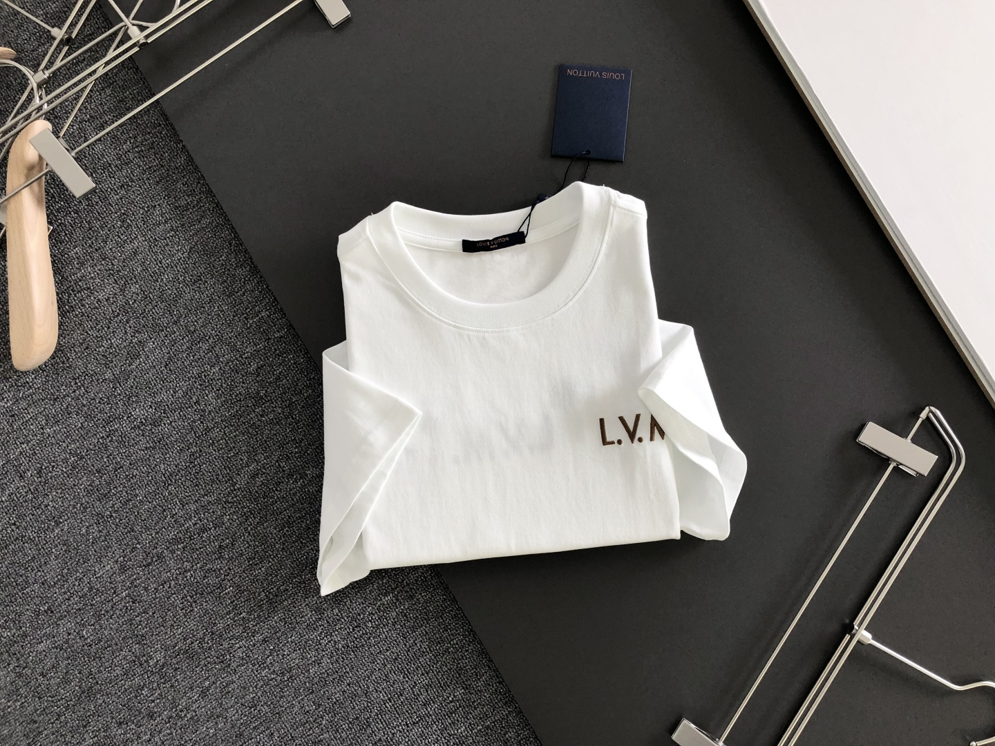 1V 2026SS春夏最新款圆领刺绣时尚短袖T恤，官网同步品牌logo刺绣图案，进口定制云朵棉面料！贴肤