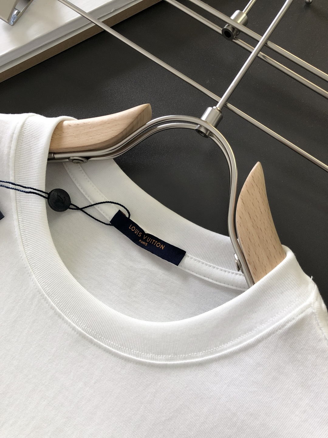 1V 2026SS春夏最新款圆领刺绣时尚短袖T恤，官网同步品牌logo刺绣图案，进口定制云朵棉面料！贴肤