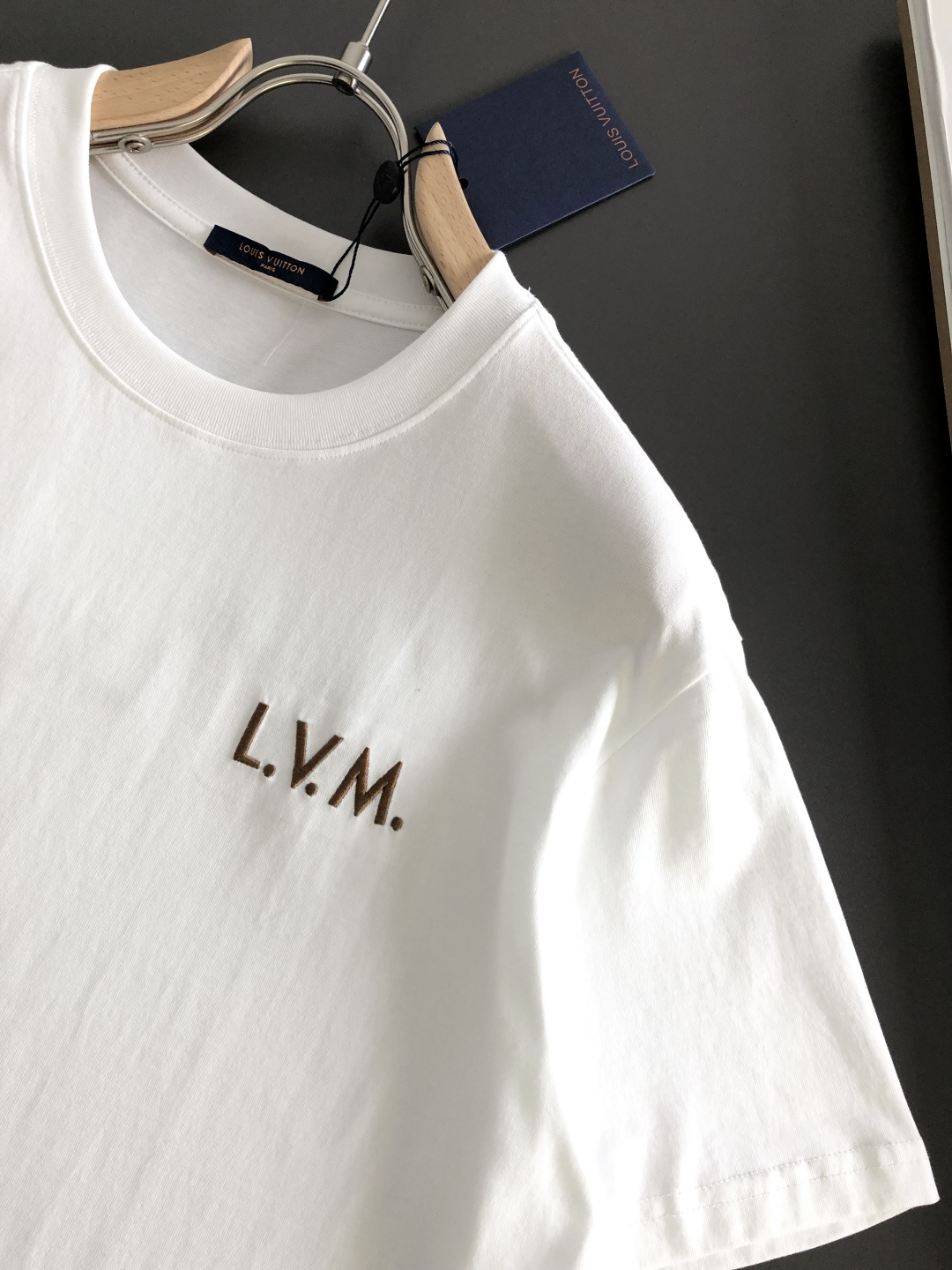 1V 2026SS春夏最新款圆领刺绣时尚短袖T恤，官网同步品牌logo刺绣图案，进口定制云朵棉面料！贴肤