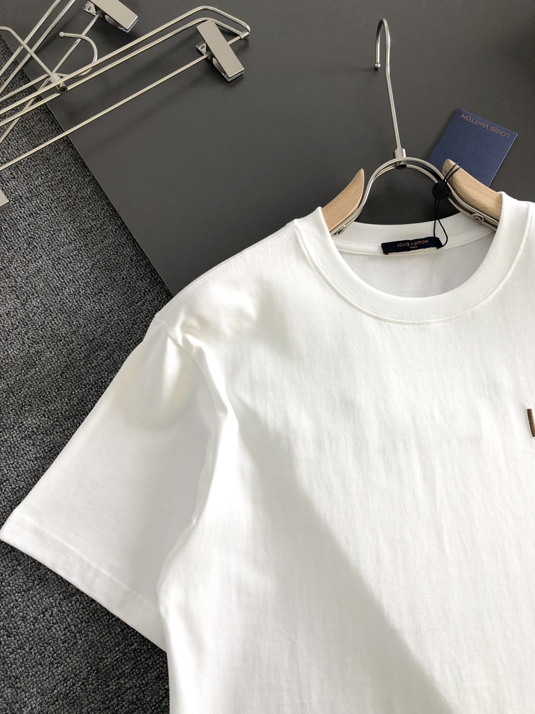 1V 2026SS春夏最新款圆领刺绣时尚短袖T恤，官网同步品牌logo刺绣图案，进口定制云朵棉面料！贴肤