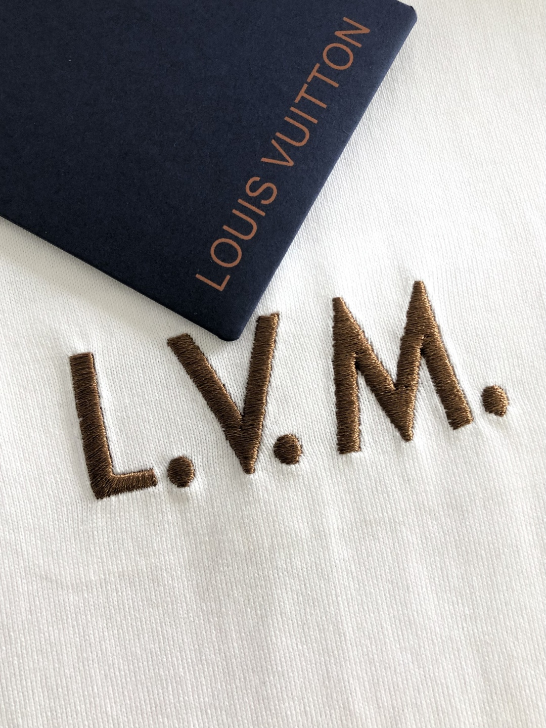 1V 2026SS春夏最新款圆领刺绣时尚短袖T恤，官网同步品牌logo刺绣图案，进口定制云朵棉面料！贴肤