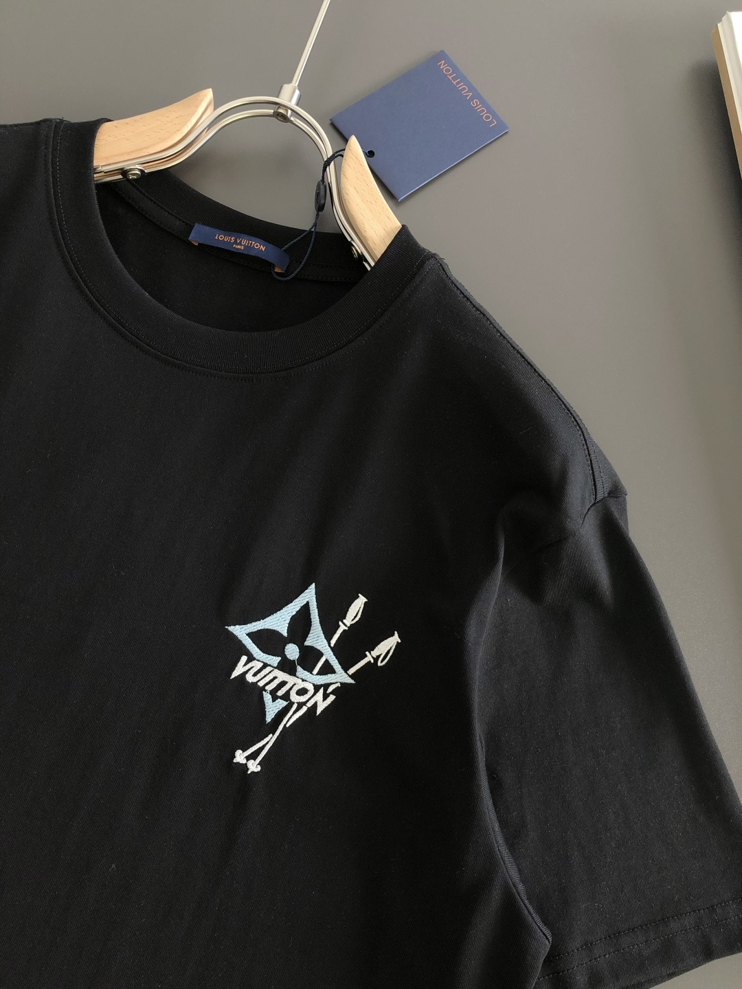 1V 2026SS春夏最新款圆领刺绣时尚短袖T恤，官网同步品牌logo刺绣图案，进口定制云朵棉面料！贴肤