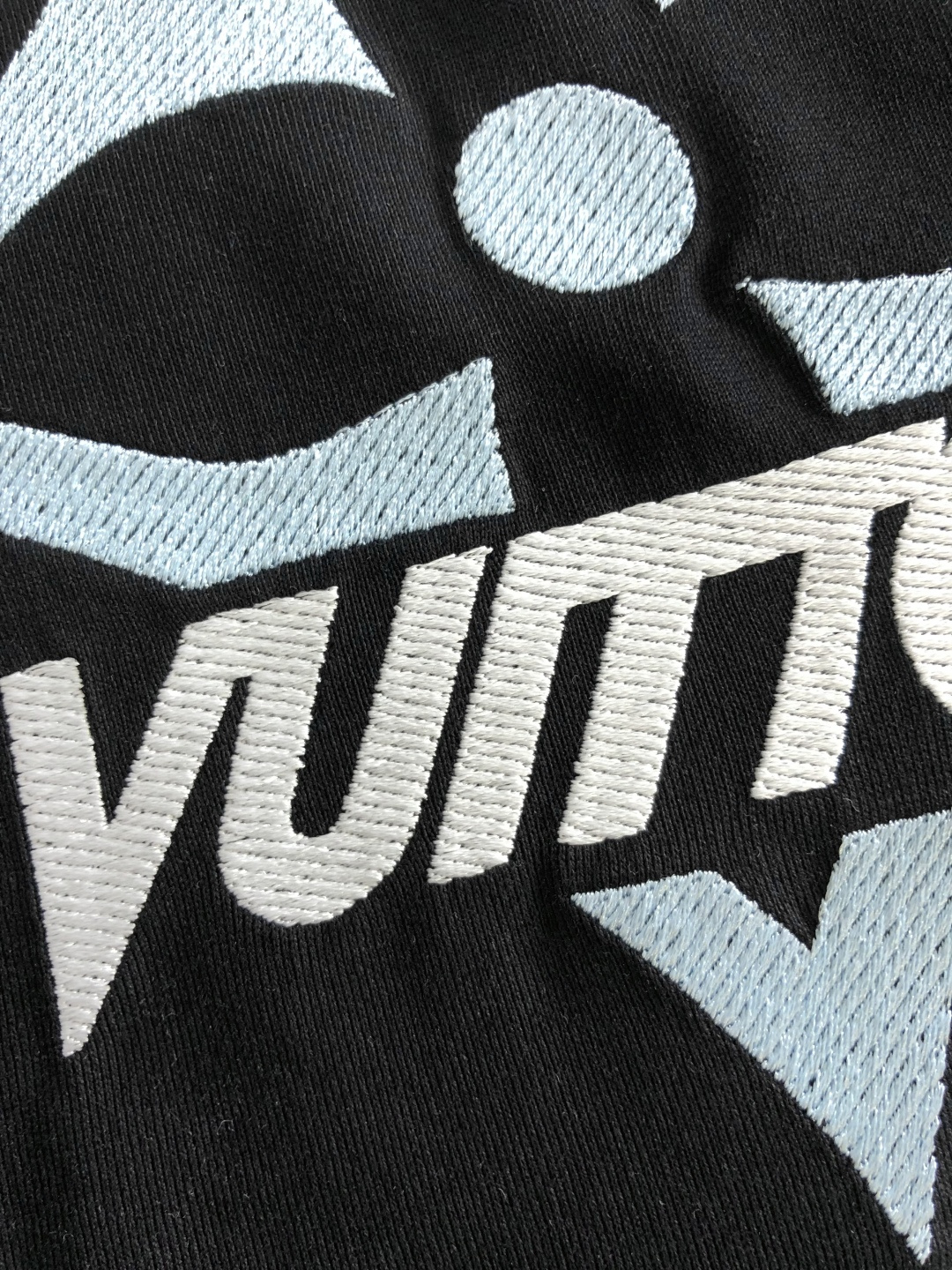 1V 2026SS春夏最新款圆领刺绣时尚短袖T恤，官网同步品牌logo刺绣图案，进口定制云朵棉面料！贴肤