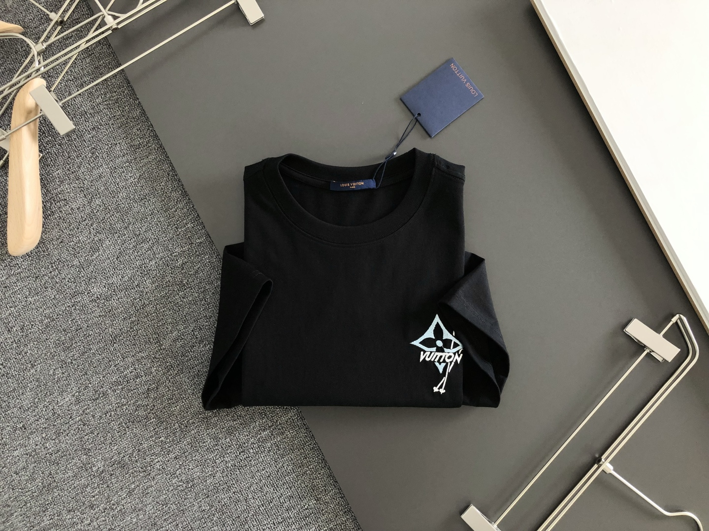 1V 2026SS春夏最新款圆领刺绣时尚短袖T恤，官网同步品牌logo刺绣图案，进口定制云朵棉面料！贴肤