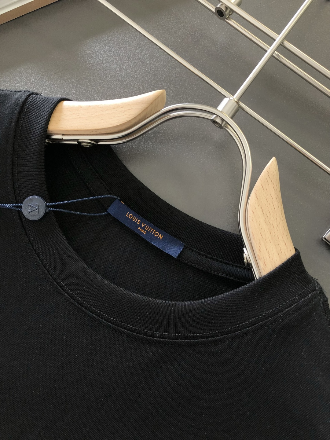 1V 2026SS春夏最新款圆领刺绣时尚短袖T恤，官网同步品牌logo刺绣图案，进口定制云朵棉面料！贴肤