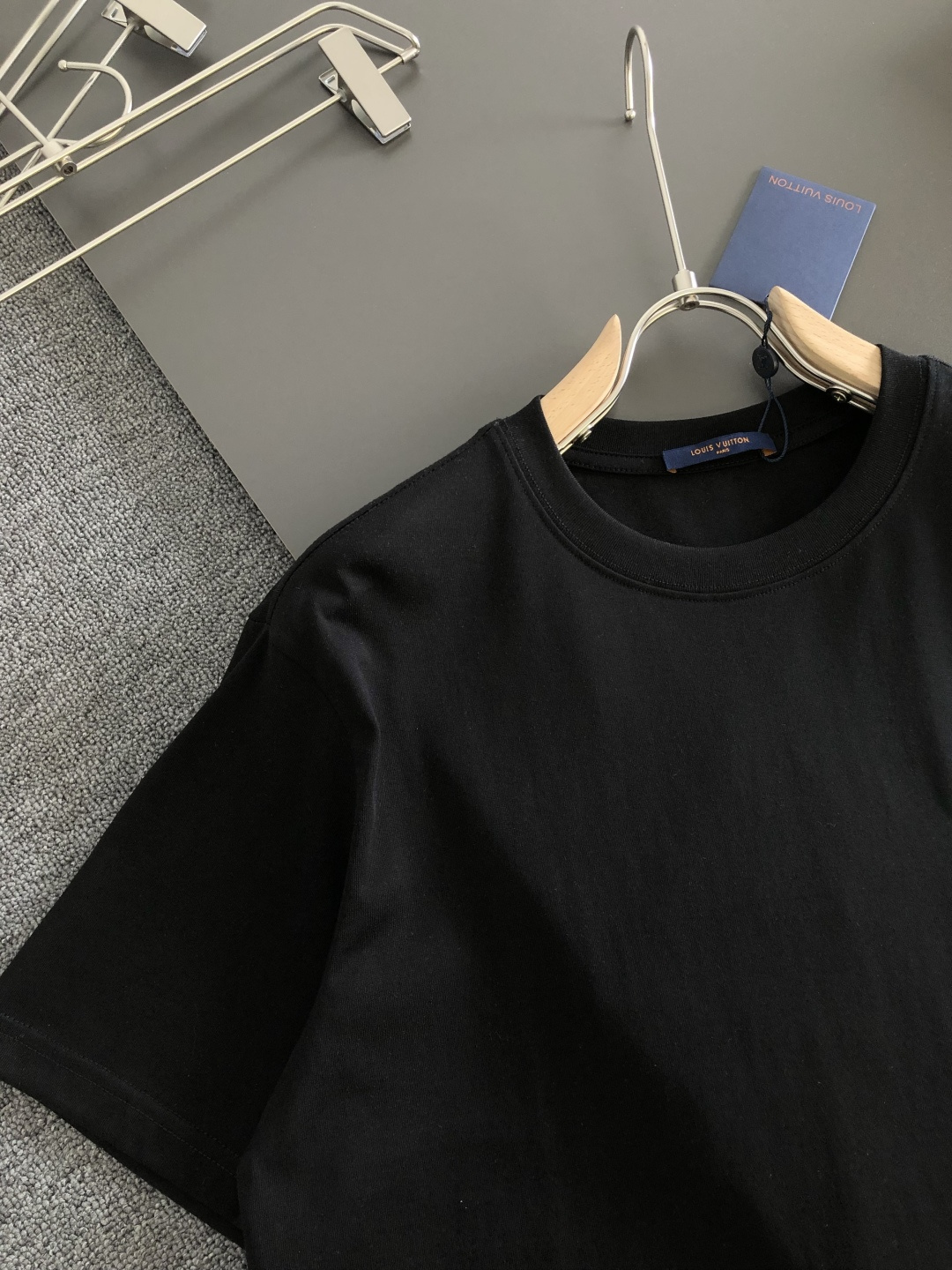 1V 2026SS春夏最新款圆领刺绣时尚短袖T恤，官网同步品牌logo刺绣图案，进口定制云朵棉面料！贴肤