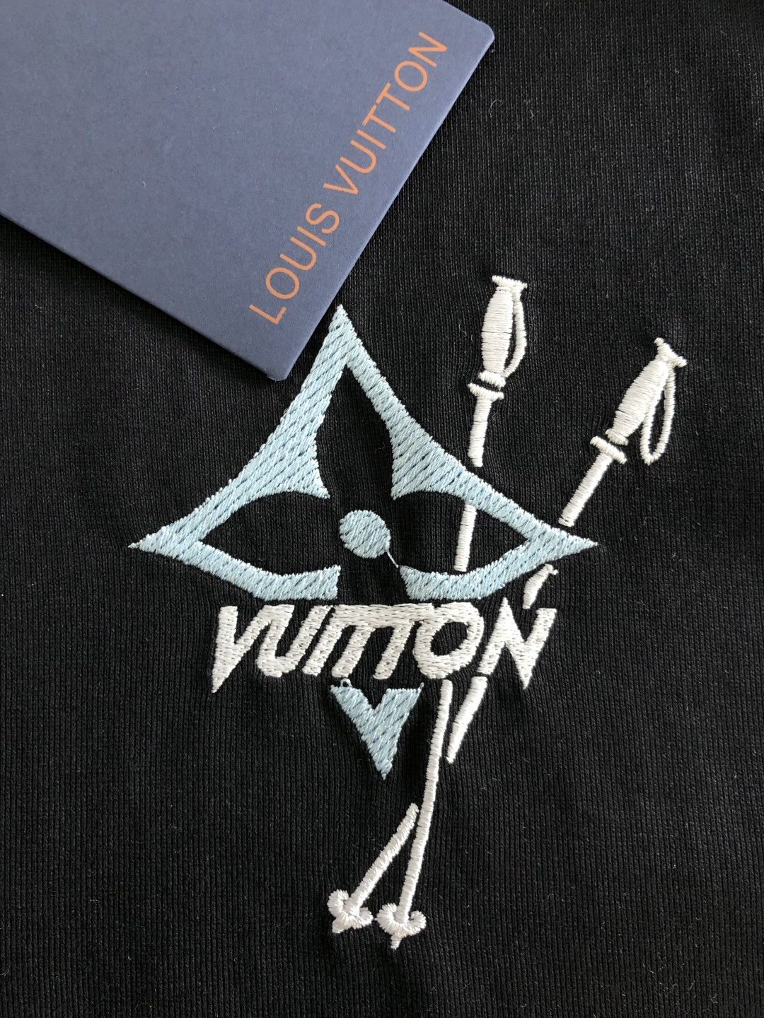 1V 2026SS春夏最新款圆领刺绣时尚短袖T恤，官网同步品牌logo刺绣图案，进口定制云朵棉面料！贴肤