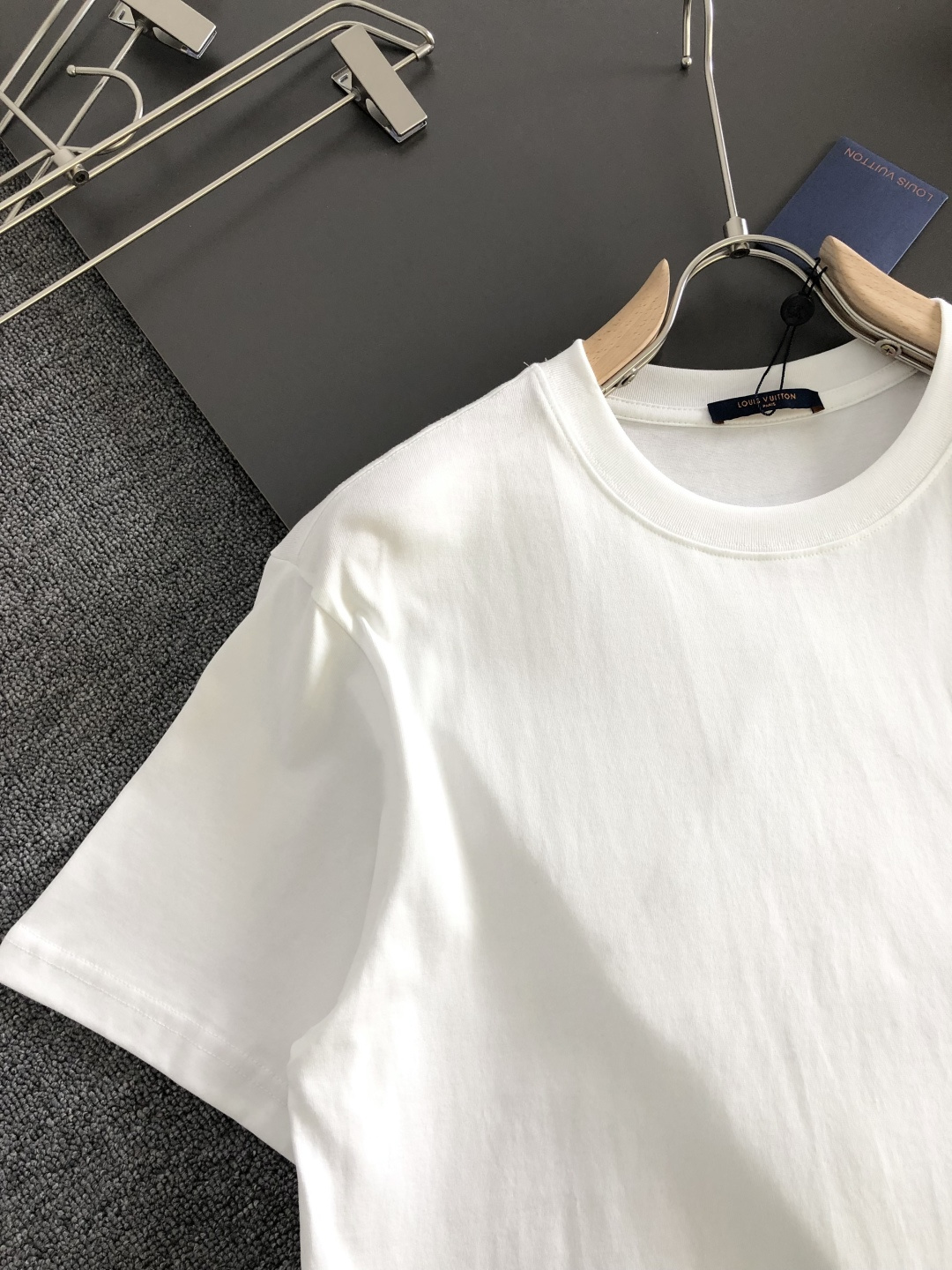 1V 2026SS春夏最新款圆领刺绣时尚短袖T恤，官网同步品牌logo刺绣图案，进口定制云朵棉面料！贴肤