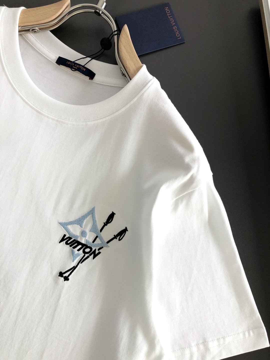 1V 2026SS春夏最新款圆领刺绣时尚短袖T恤，官网同步品牌logo刺绣图案，进口定制云朵棉面料！贴肤