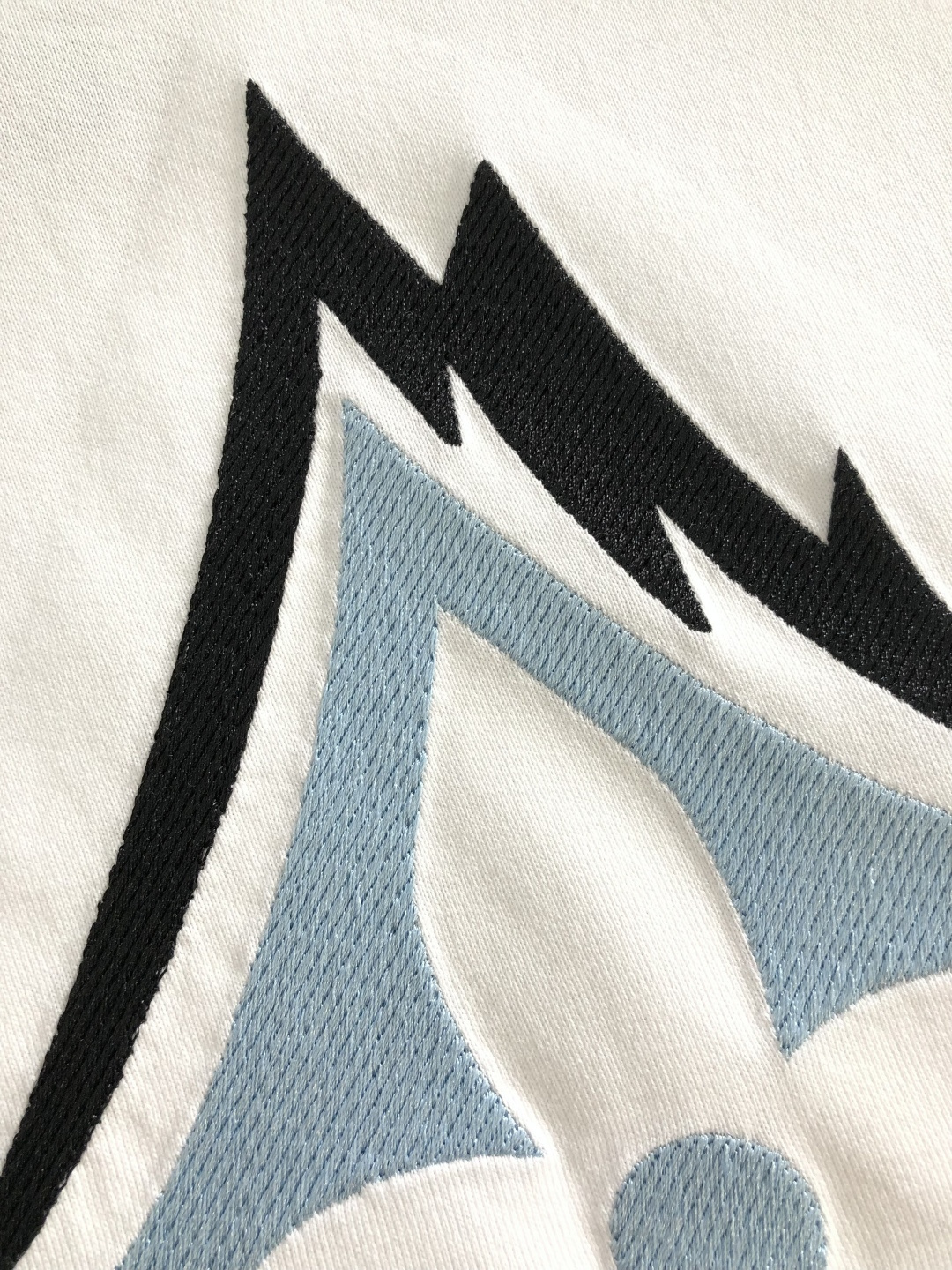 1V 2026SS春夏最新款圆领刺绣时尚短袖T恤，官网同步品牌logo刺绣图案，进口定制云朵棉面料！贴肤