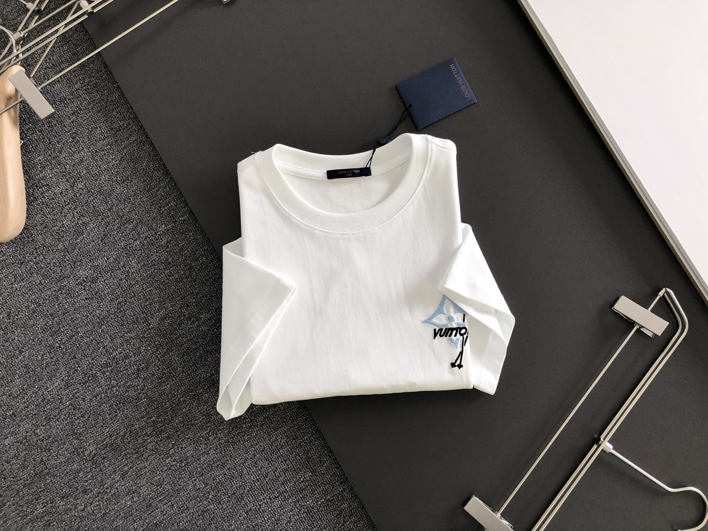 1V 2026SS春夏最新款圆领刺绣时尚短袖T恤，官网同步品牌logo刺绣图案，进口定制云朵棉面料！贴肤