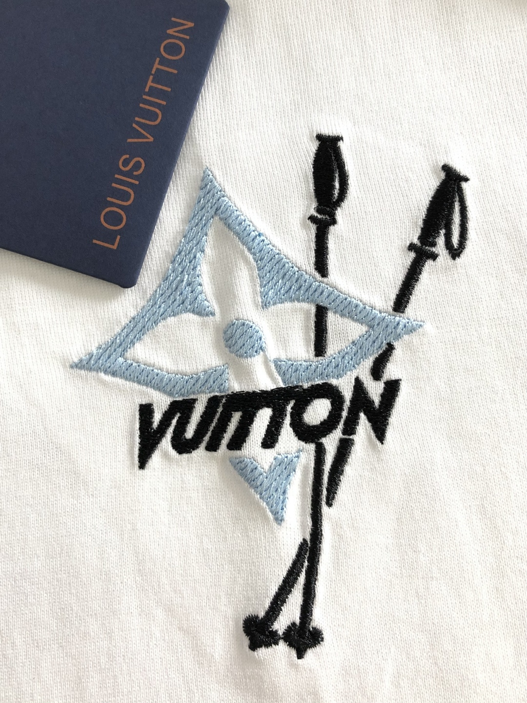 1V 2026SS春夏最新款圆领刺绣时尚短袖T恤，官网同步品牌logo刺绣图案，进口定制云朵棉面料！贴肤