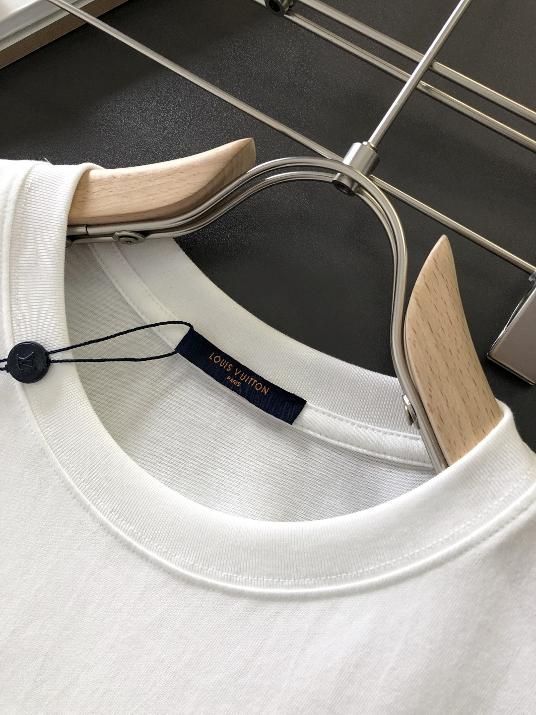 1V 2026SS春夏最新款圆领刺绣时尚短袖T恤，官网同步品牌logo刺绣图案，进口定制云朵棉面料！贴肤