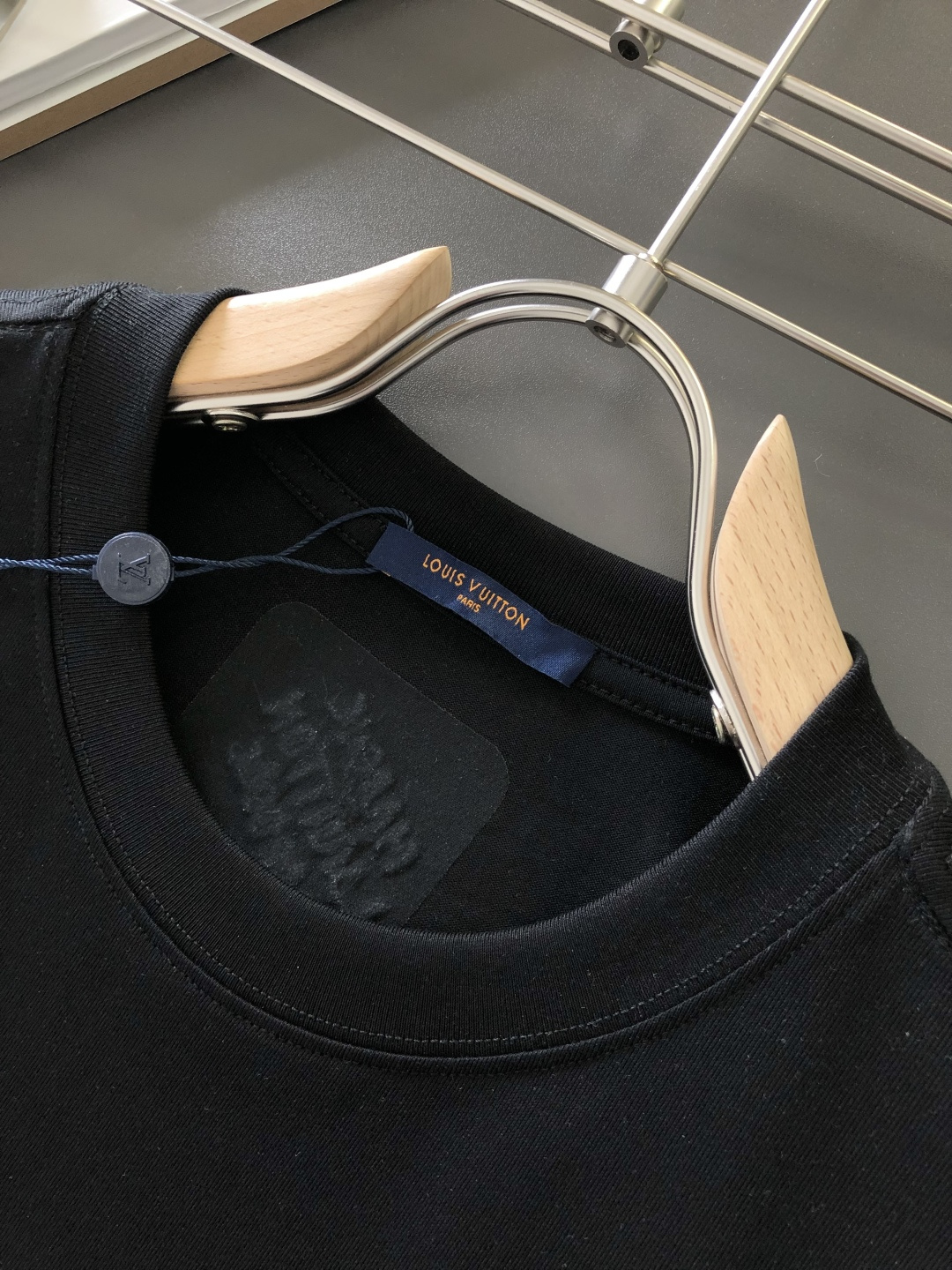 1V 2026SS春夏最新款圆领刺绣时尚短袖T恤，马年限定品牌老花logo刺绣图案，进口定制云朵棉面料！