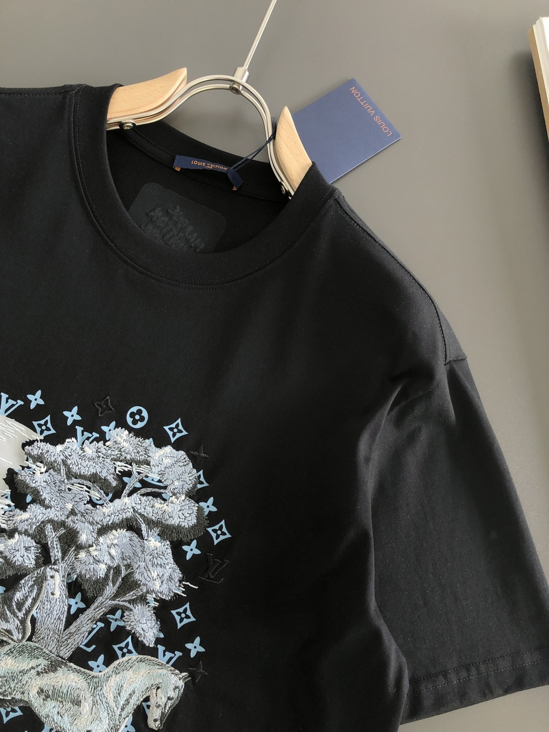 1V 2026SS春夏最新款圆领刺绣时尚短袖T恤，马年限定品牌老花logo刺绣图案，进口定制云朵棉面料！