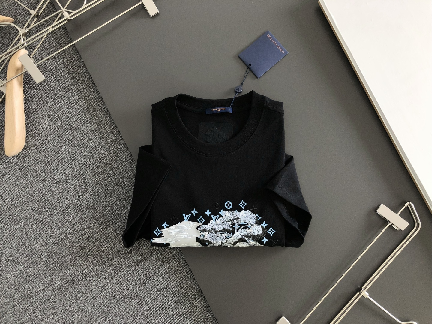 1V 2026SS春夏最新款圆领刺绣时尚短袖T恤，马年限定品牌老花logo刺绣图案，进口定制云朵棉面料！