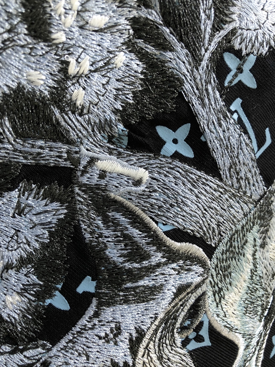 1V 2026SS春夏最新款圆领刺绣时尚短袖T恤，马年限定品牌老花logo刺绣图案，进口定制云朵棉面料！