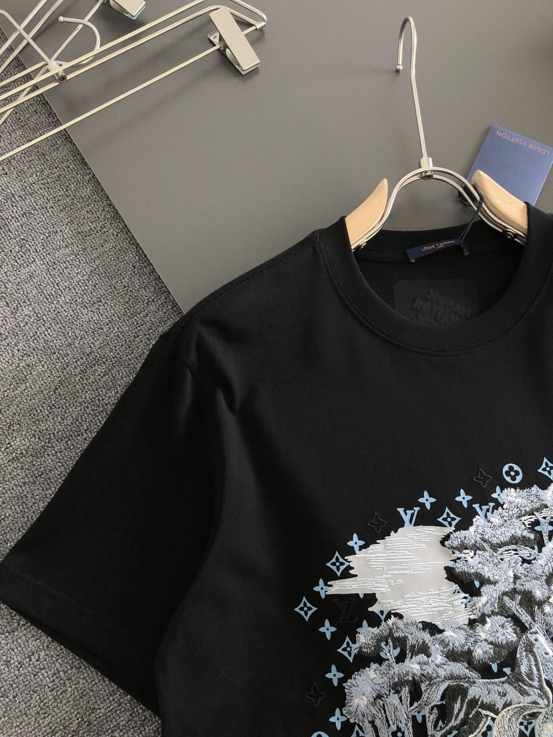 1V 2026SS春夏最新款圆领刺绣时尚短袖T恤，马年限定品牌老花logo刺绣图案，进口定制云朵棉面料！