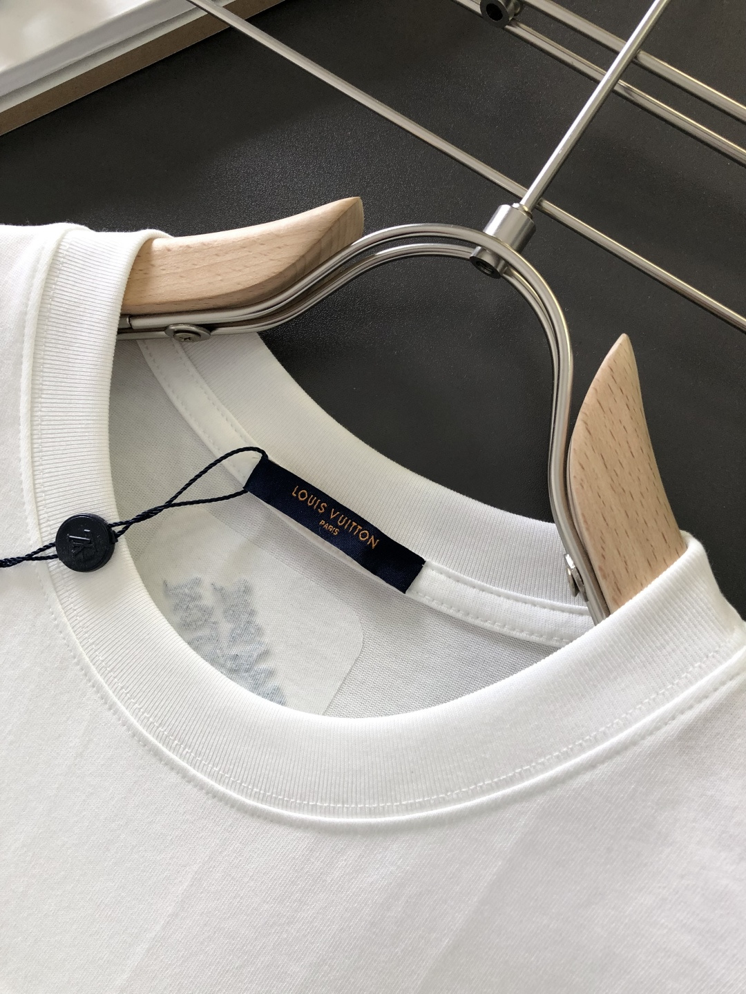 1V 2026SS春夏最新款圆领刺绣时尚短袖T恤，马年限定品牌老花logo刺绣图案，进口定制云朵棉面料！