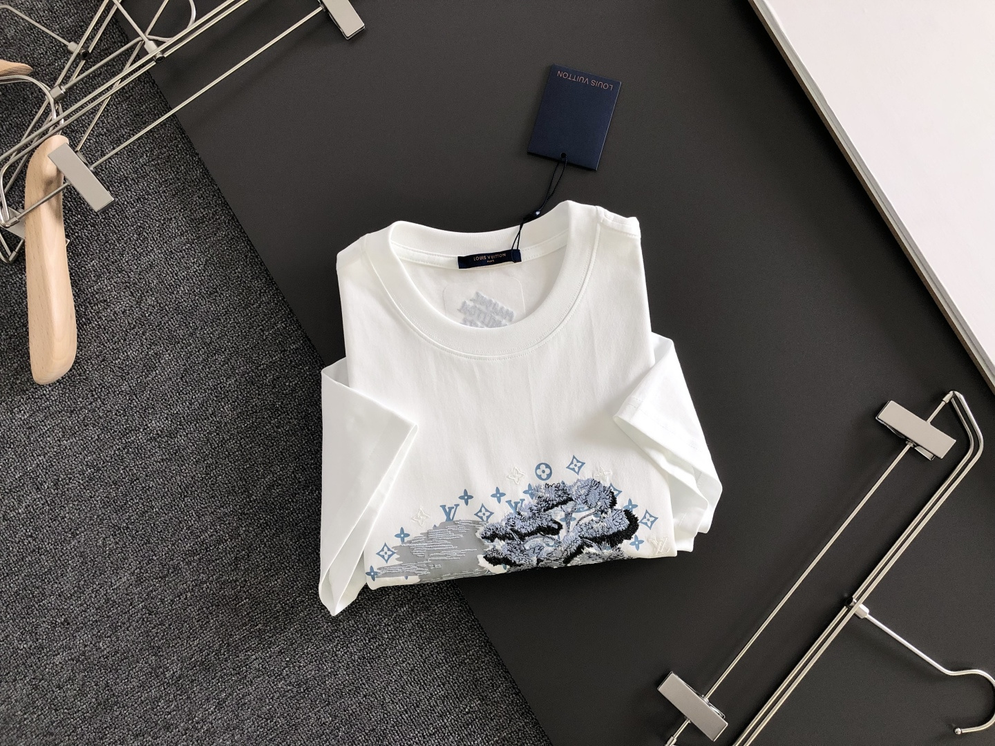 1V 2026SS春夏最新款圆领刺绣时尚短袖T恤，马年限定品牌老花logo刺绣图案，进口定制云朵棉面料！