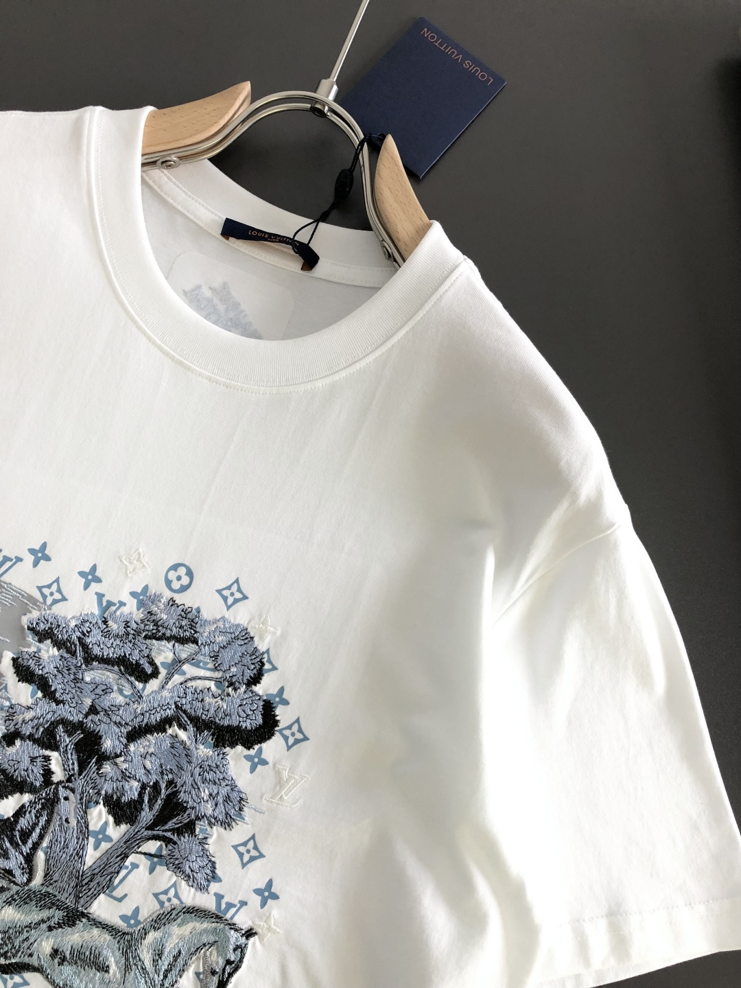 1V 2026SS春夏最新款圆领刺绣时尚短袖T恤，马年限定品牌老花logo刺绣图案，进口定制云朵棉面料！