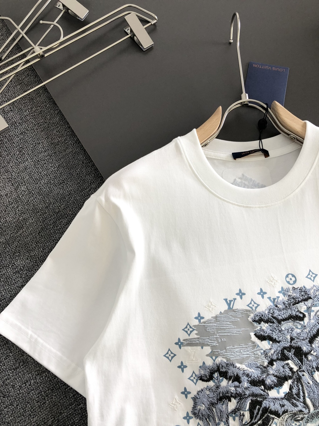 1V 2026SS春夏最新款圆领刺绣时尚短袖T恤，马年限定品牌老花logo刺绣图案，进口定制云朵棉面料！