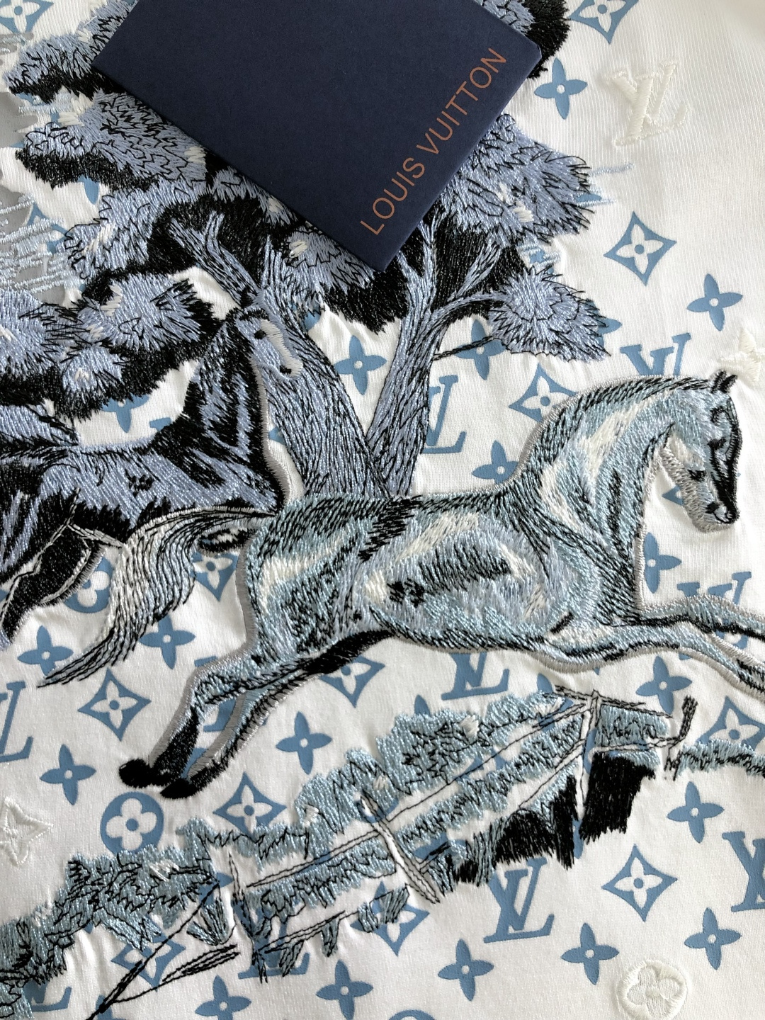 1V 2026SS春夏最新款圆领刺绣时尚短袖T恤，马年限定品牌老花logo刺绣图案，进口定制云朵棉面料！