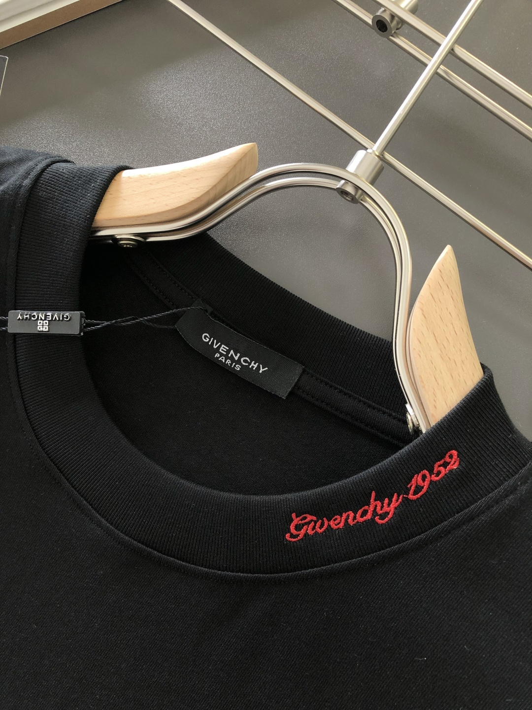 GVC 2026SS早春新款重工刺绣工艺圆领T恤，定织定染双股280克重洗水面料，做工精细。男女同款宽松