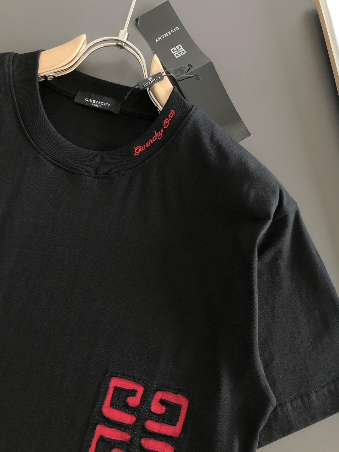 GVC 2026SS早春新款重工刺绣工艺圆领T恤，定织定染双股280克重洗水面料，做工精细。男女同款宽松