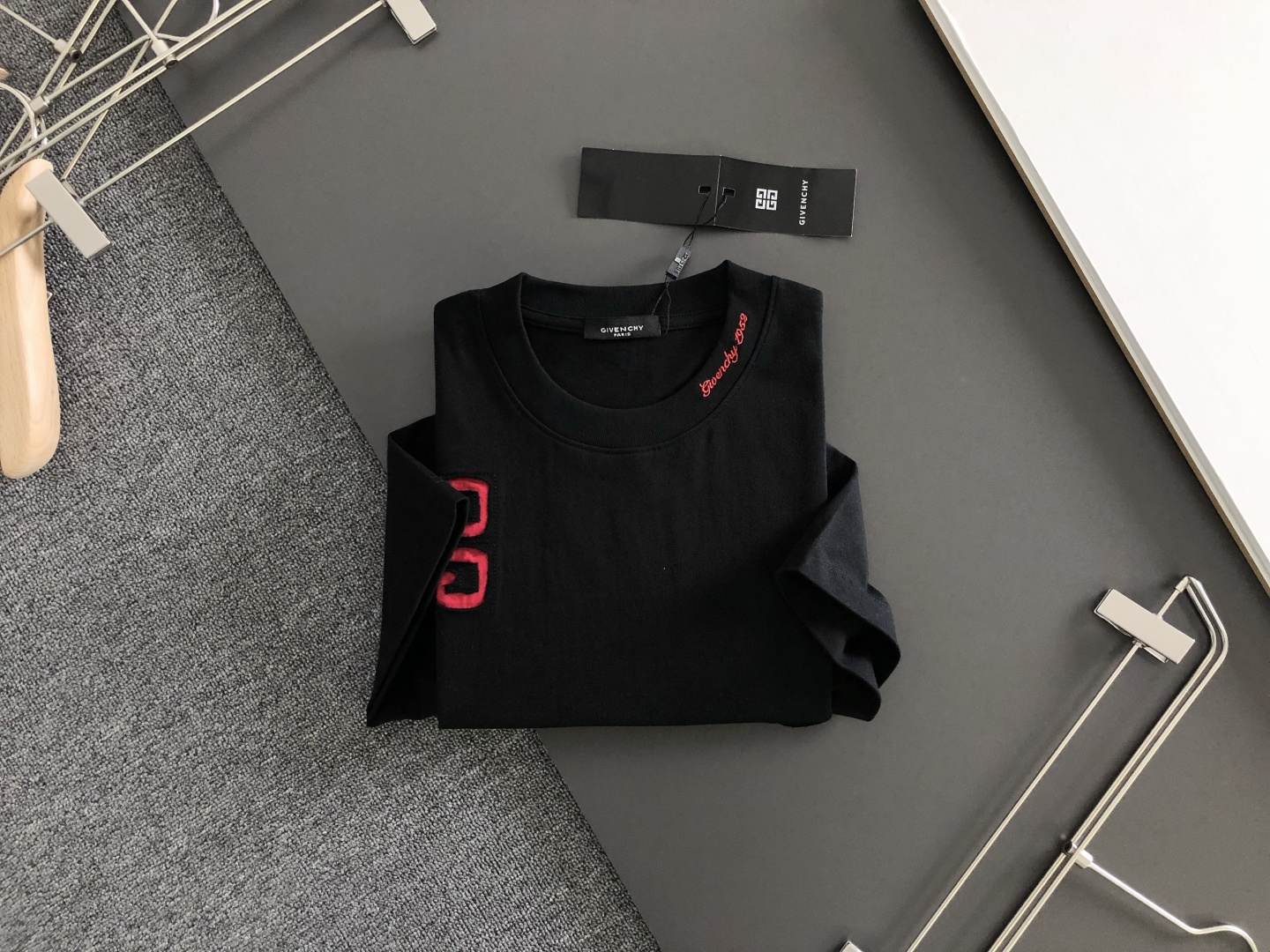 GVC 2026SS早春新款重工刺绣工艺圆领T恤，定织定染双股280克重洗水面料，做工精细。男女同款宽松