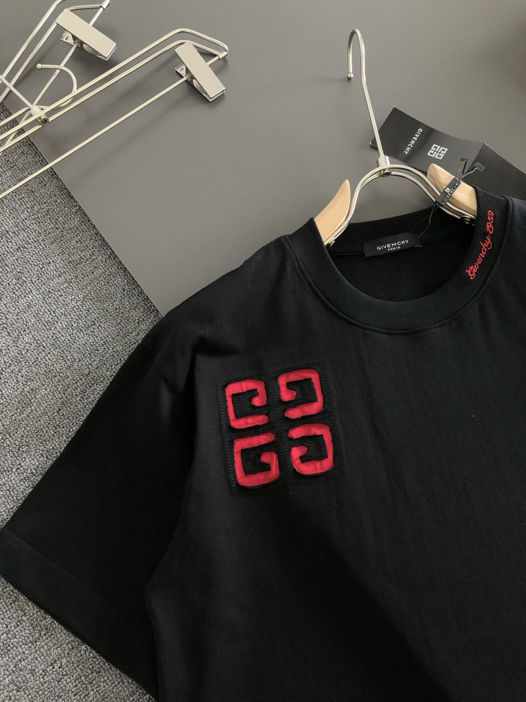 GVC 2026SS早春新款重工刺绣工艺圆领T恤，定织定染双股280克重洗水面料，做工精细。男女同款宽松